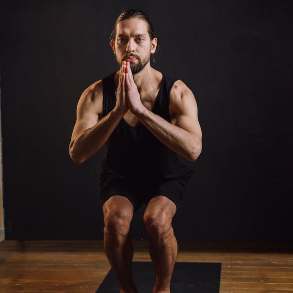 Man focused on his workout, showing discipline and body control.